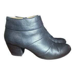 Comfortiva Anesbury Black Leather Ankle Booties - Size 8